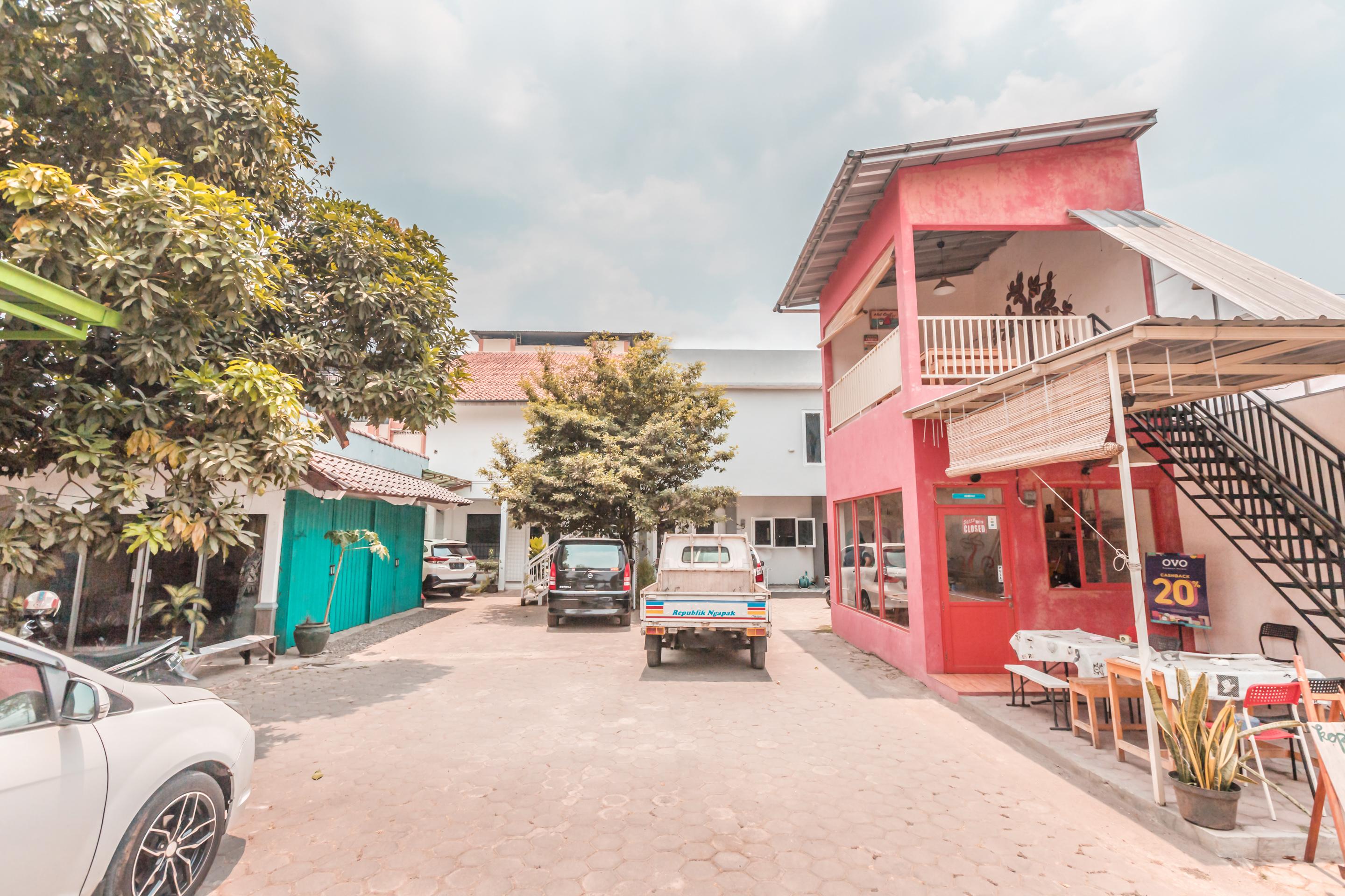 Oyo 1555 Unik Guesthouse Syariah Yakarta Exterior foto